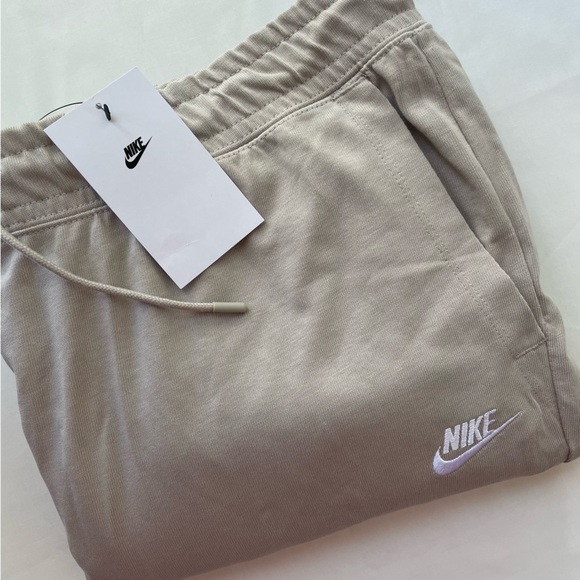 NWT Nike Standard Fit High Rise Joggers XL - Picture 1 of 6